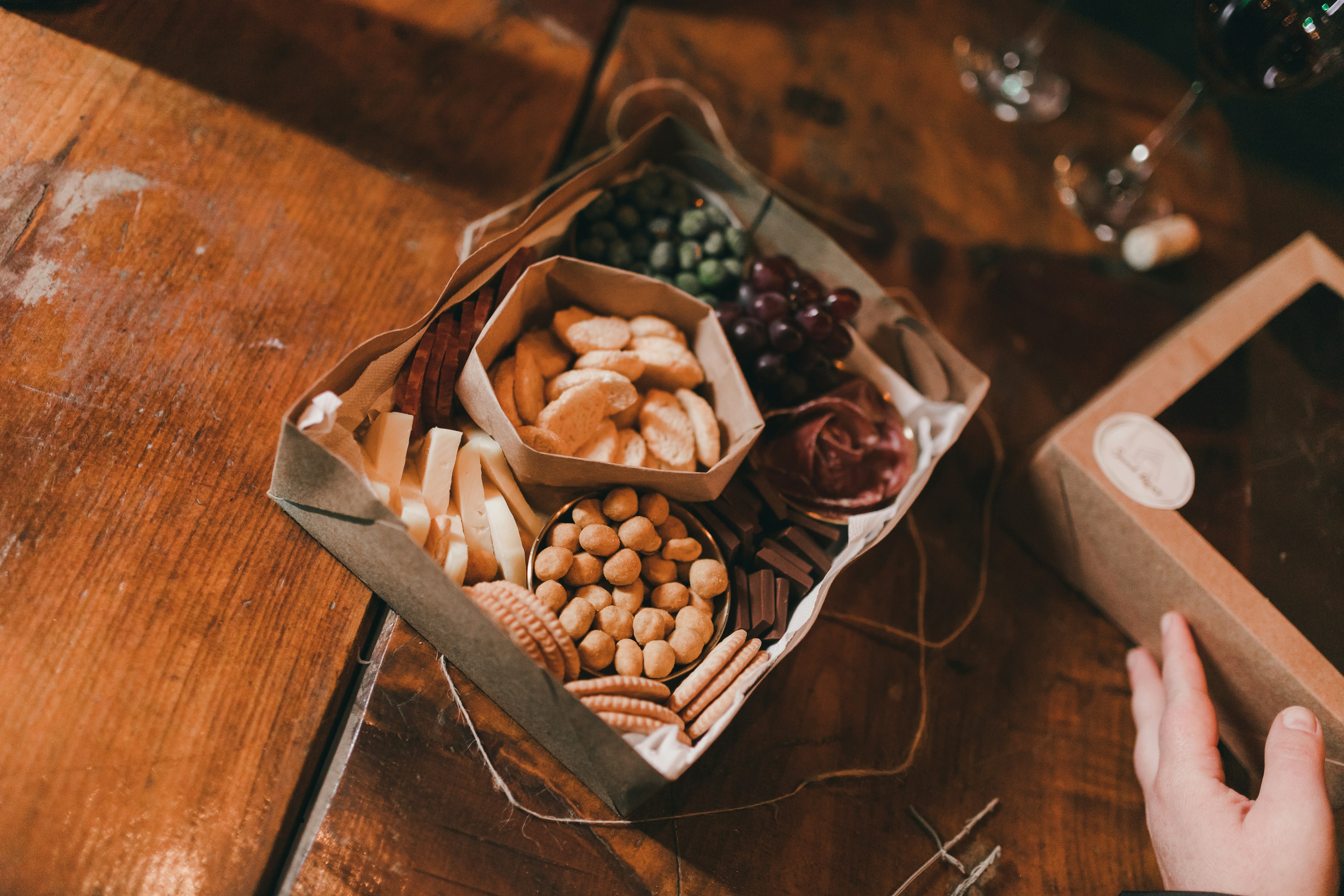 Portable charcuterie travel box with clear lid